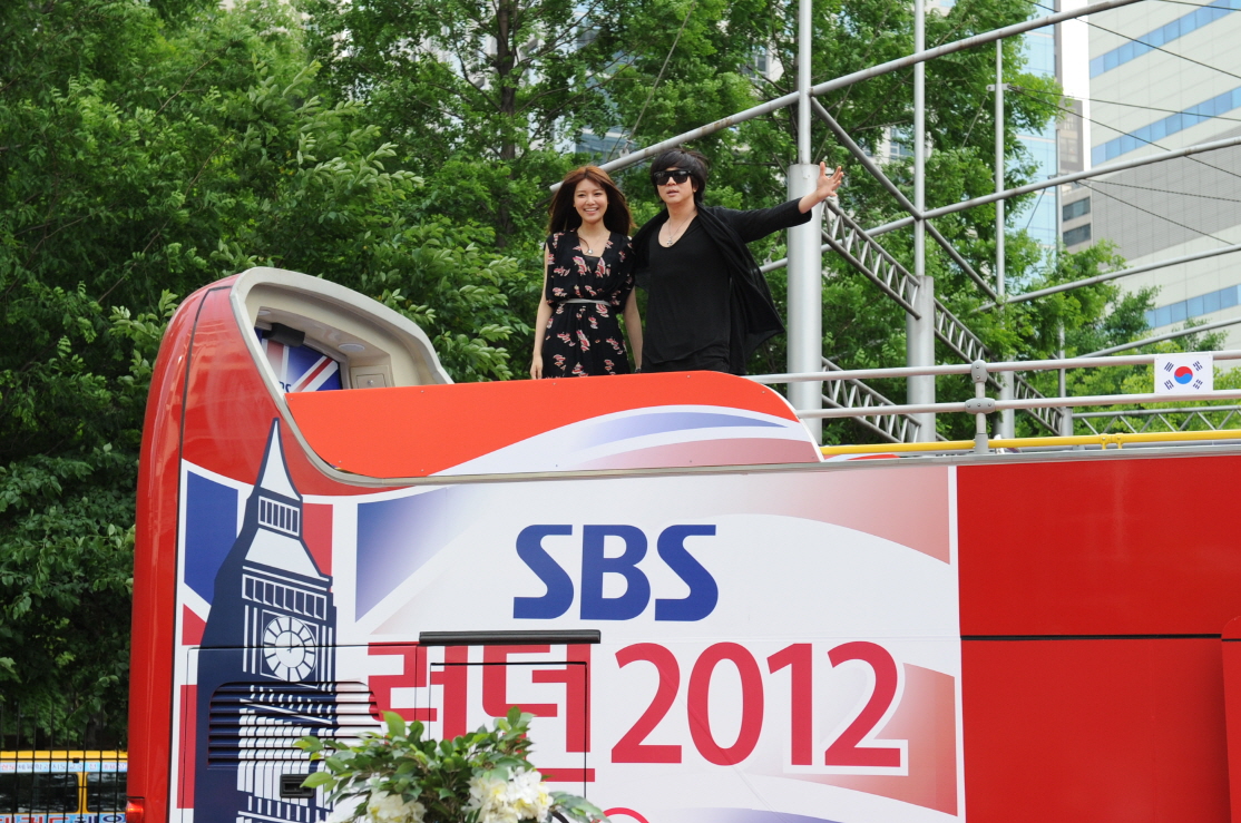 [PIC][01-06-2012]Hình ảnh mới nhất của MC SooYoung tại chương trình "Midnight TV Entertainment" - Page 2 1336D54A4FD035BF054DE8