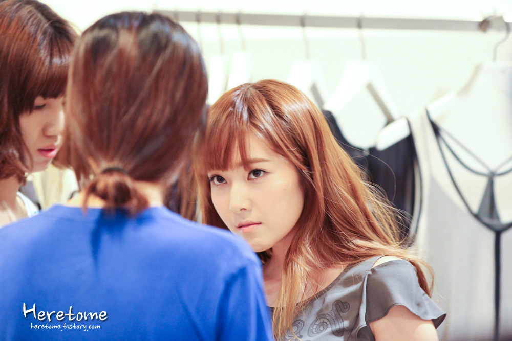 [PIC][15-06-2012]Jessica ghé thăm cửa hàng "COMING STEP" tại Gangnam vào trưa nay - Page 7 1346074E4FEB15E01C21D9