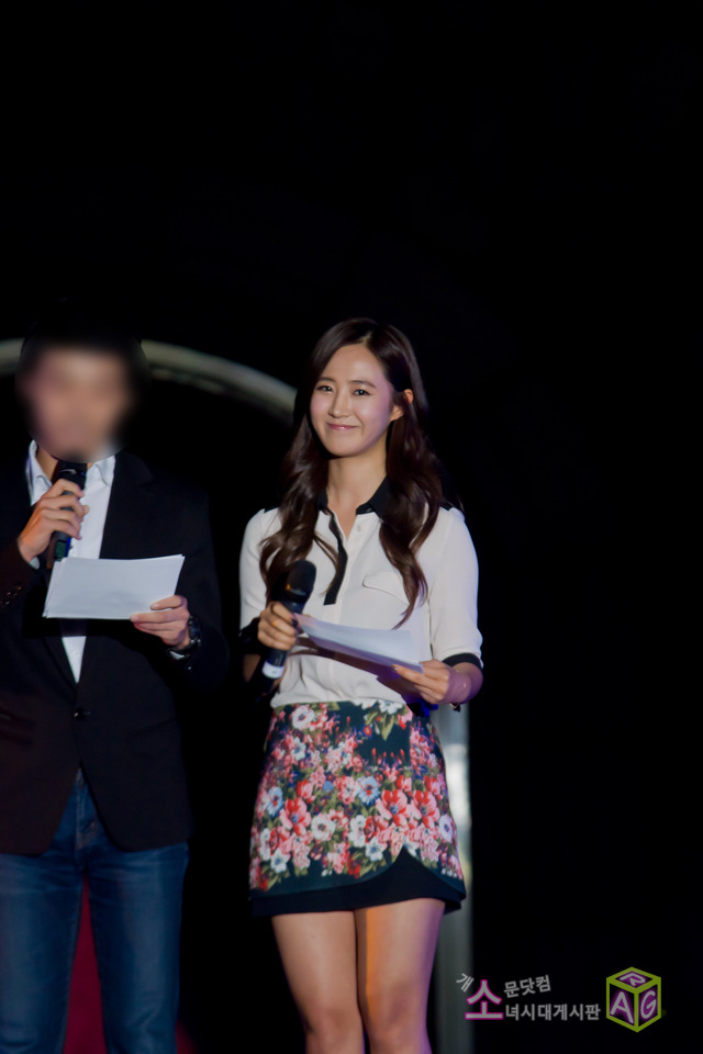 [PIC][10-10-2012]Yuri làm MC cho "4D ART SHOW" tại trường Đại học Chung Ang vào tối nay - Page 2 184356435075B877149314
