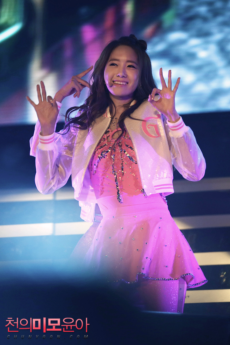 [PIC][08/09-06-2013]Hình ảnh mới nhất từ "2013 Girls' Generation's World Tour – Girls & Peace" tại Seoul, Hàn Quốc trong 2 ngày của SNSD + Selca từ hậu trường Concert của các thành viên và nhiều nghệ sĩ khác - Page 17 2201913B5248519F2BCF53