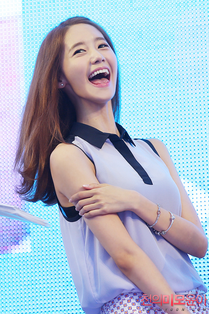 [PIC][29-07-2013]YoonA xuất hiện tại sự kiện SKT ở "Changwon Mechanical High School" cùng SHINee MinHo vào chiều nay  220B004F51F7A4082C7FCC