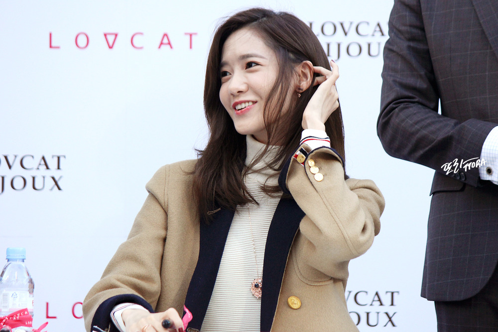 [PIC][24-10-2015]YoonA tham dự buổi fansign cho thương hiệu "LOVCAT" vào chiều nay - Page 6 2223724E565AF01C1E44F5