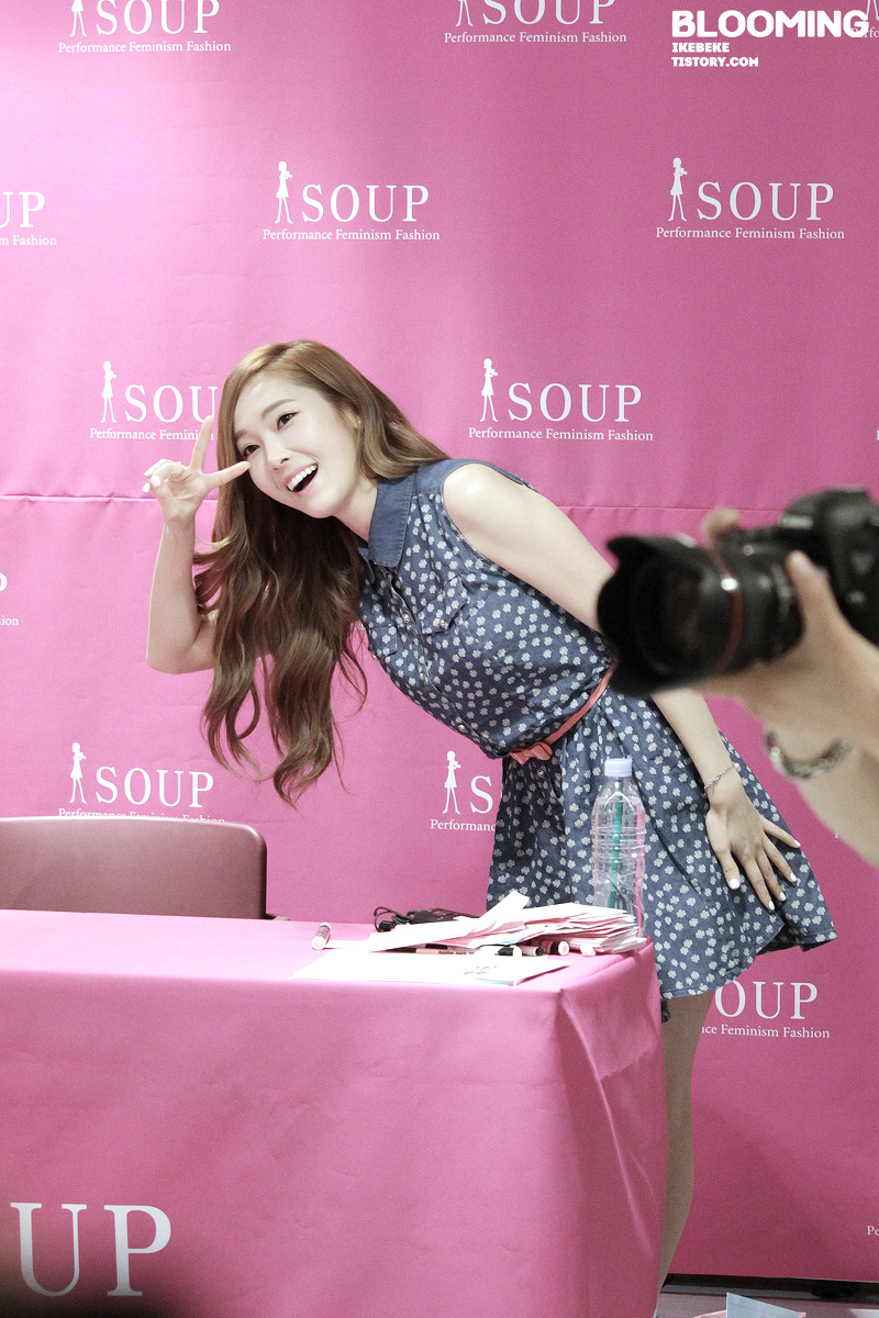 [PIC][14-06-2014]Jessica tham dự buổi fansign lần 2 cho thương hiệu "SOUP" vào trưa nay 2225914C539D25191D22A0