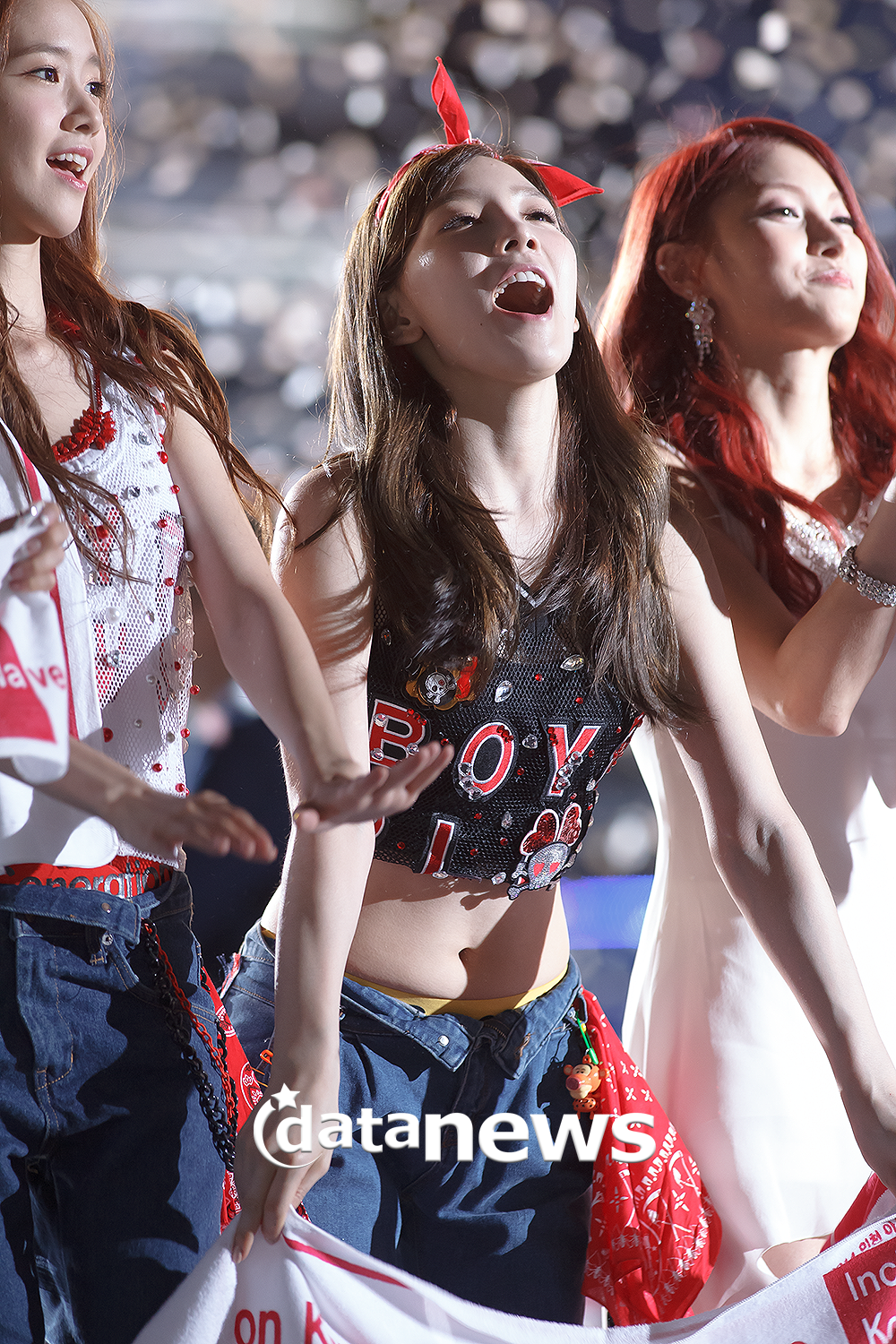 [PIC][01-09-2013]Hình ảnh mới nhất từ "Incheon Korean Music Wave 2013" của SNSD và MC YulTi vào tối nay - Page 2 224F654C52238E2D15D208