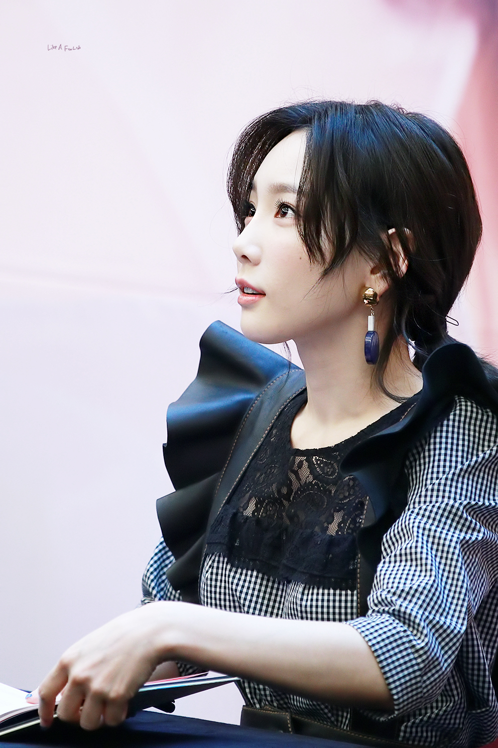[PIC][16-04-2017]TaeYeon tham dự buổi Fansign cho “MY VOICE DELUXE EDITION” tại AK PLAZA vào chiều nay  - Page 2 227D053458F35F9D377D0C