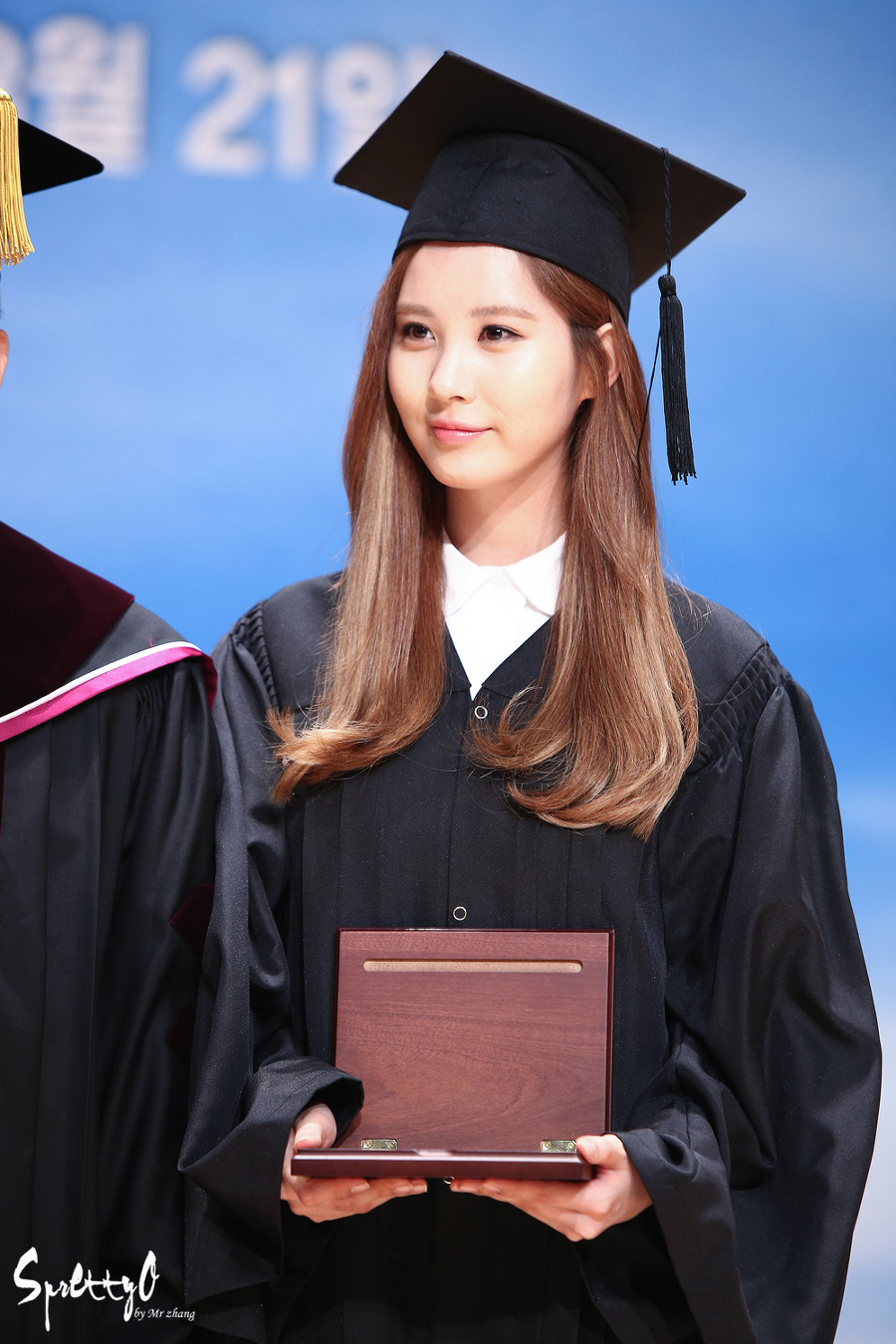 [PIC][21-08-2014]SeoHyun tham dự Lễ tốt nghiệp Đại học Dongguk vào trưa nay 227FB84853F5D21A17BC59