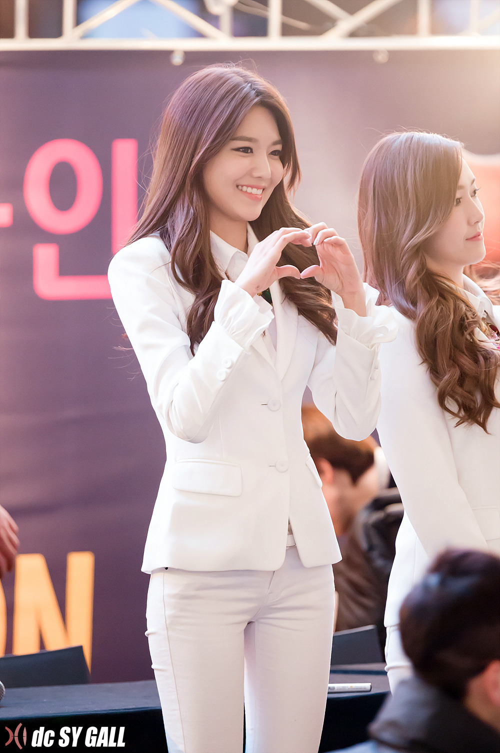 [PIC][14-03-2014]SNSD xuất hiện tại buổi fansign cho "Mr.Mr." vào tối nay  - Page 8 227FD13553292904090CA5