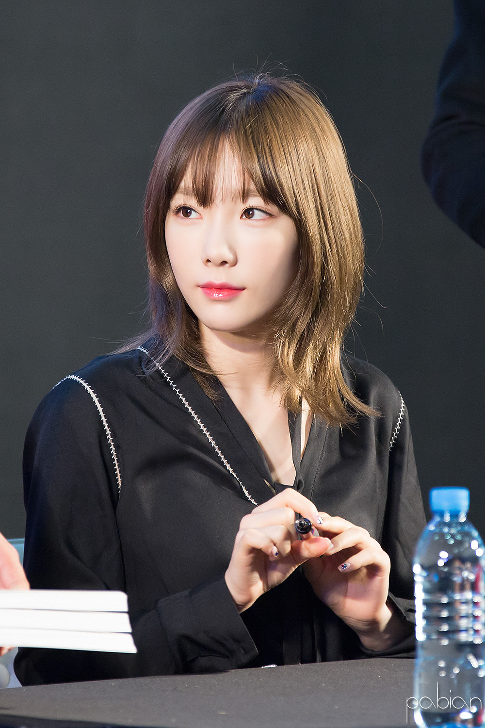 [PIC][18-11-2016]TaeYeon khởi hành đi Busan để tham dự buổi Fansign cho thương hiệu "Sword & Magic" vào hôm nay - Page 3 24094048582ED5EE3781F7