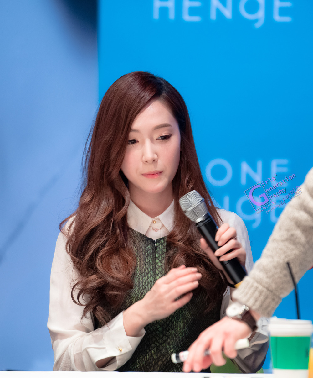 [PIC][01-12-2013]Jessica xuất hiện tại buổi fansign thứ 2 cho thương hiệu "STONEHENgE" vào trưa nay - Page 2 2418B450529DFD91341BC5