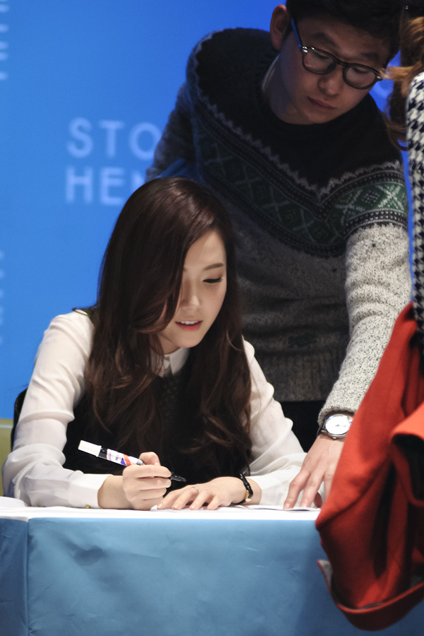 [PIC][01-12-2013]Jessica xuất hiện tại buổi fansign thứ 2 cho thương hiệu "STONEHENgE" vào trưa nay - Page 2 242DB03C529D00F70BF52F