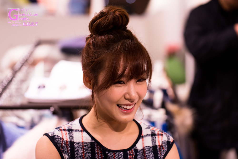 [PIC][28-11-2013]Tiffany ghé thăm cửa hàng "QUA" ở Hyundai Department Store vào trưa nay 2555C435529744DB0855BF