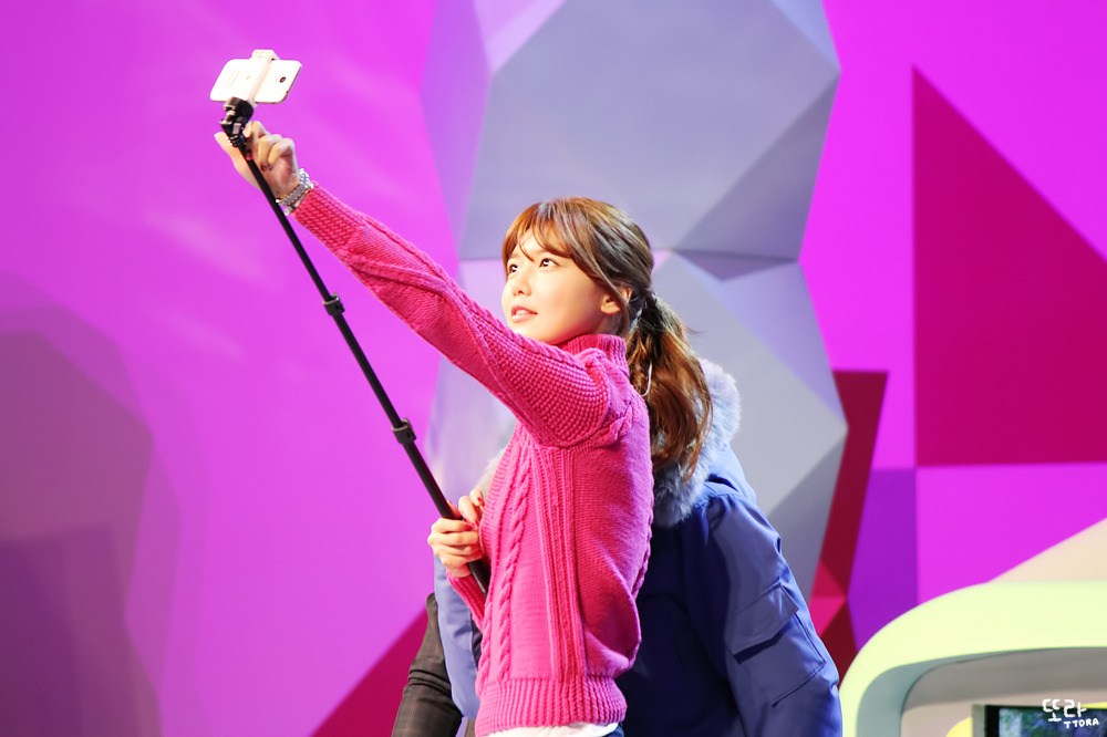 [PIC][21-12-2014]SooYoung xuất hiện tại "2014 SBS Award Festival (SAF) Hanbam Stage Greeting" vào chiều nay 256C7D3C5497D2670C58B5