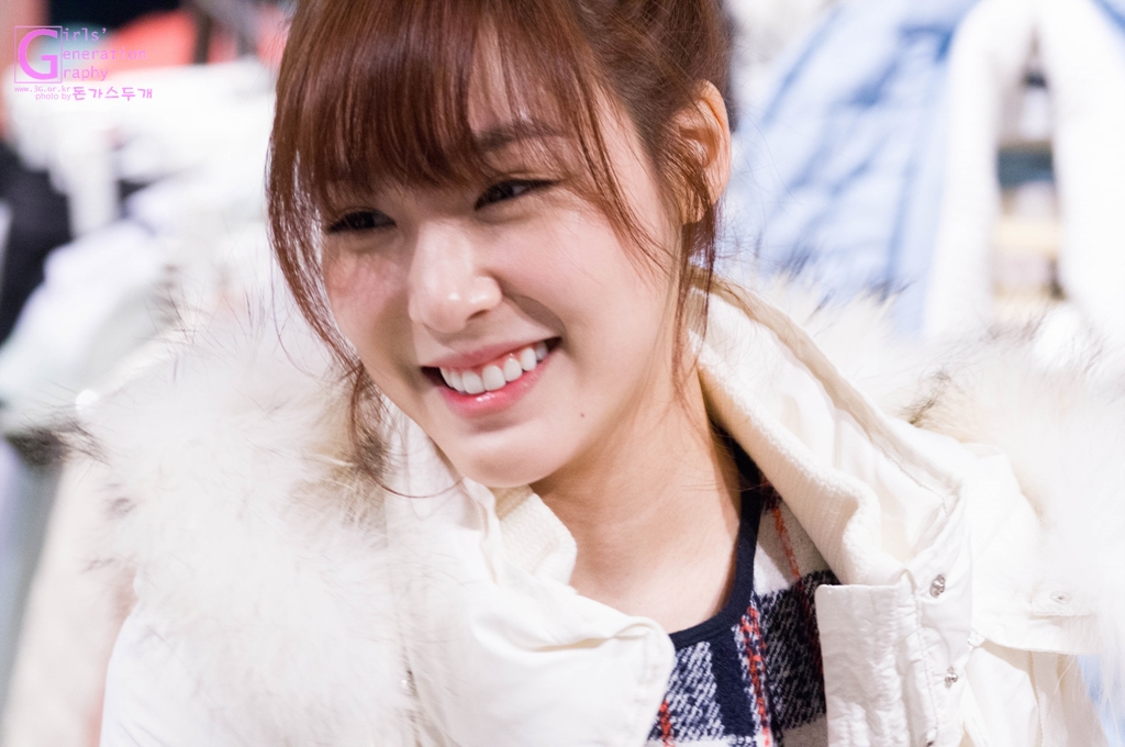 [PIC][28-11-2013]Tiffany ghé thăm cửa hàng "QUA" ở Hyundai Department Store vào trưa nay - Page 2 26777D4552975624350BD0