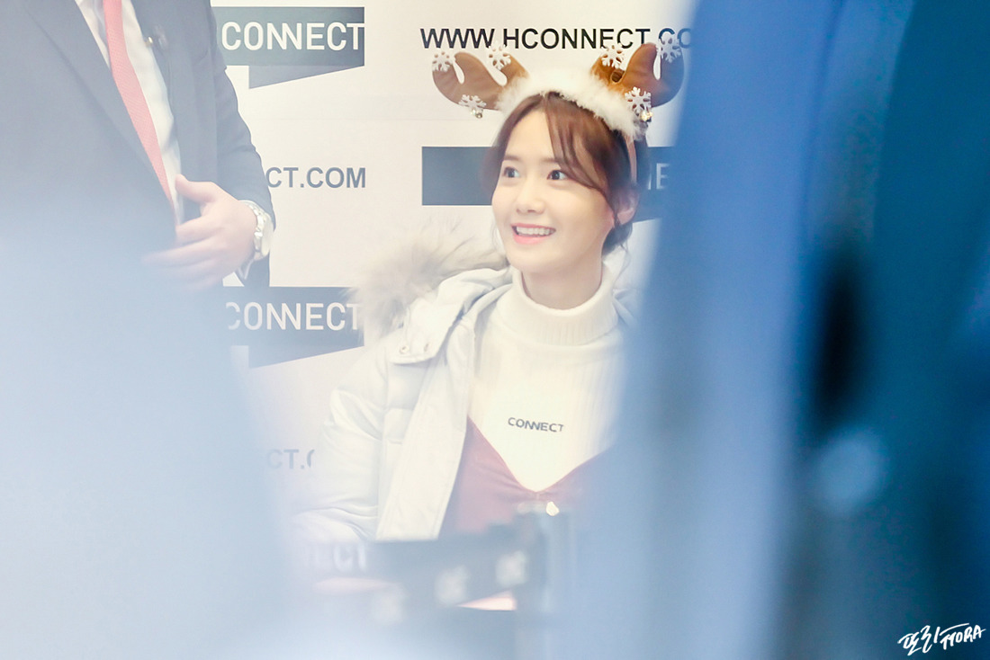 [PIC][02-12-2016]YoonA tham dự sự kiện Fansign "Love & Thanks Festival!" của thương hiệu H:CONNECT tại Gangnam Flagship Store vào chiều nay - Page 4 2727C53F59089687301DB6