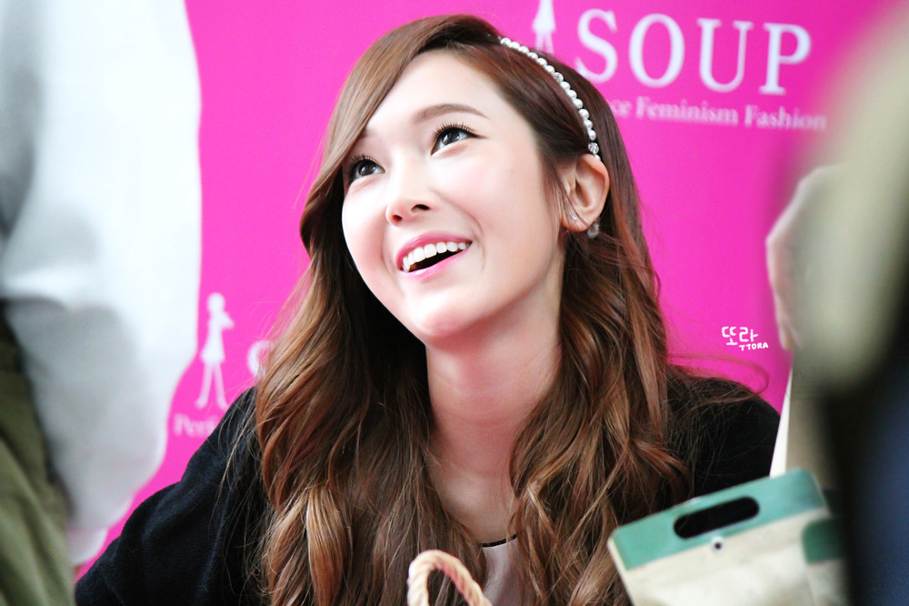 [PIC][04-04-2014]Jessica tham dự buổi fansign cho thương hiệu "SOUP" vào trưa nay 2742F43C533F8F1C29873D