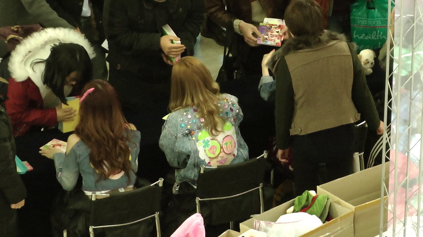 [PIC][26-01-2013]SNSD xuất hiện tại buổi ký tên cho fan hâm mộ vào tối nay 274F8E4C5103E8D708D76B
