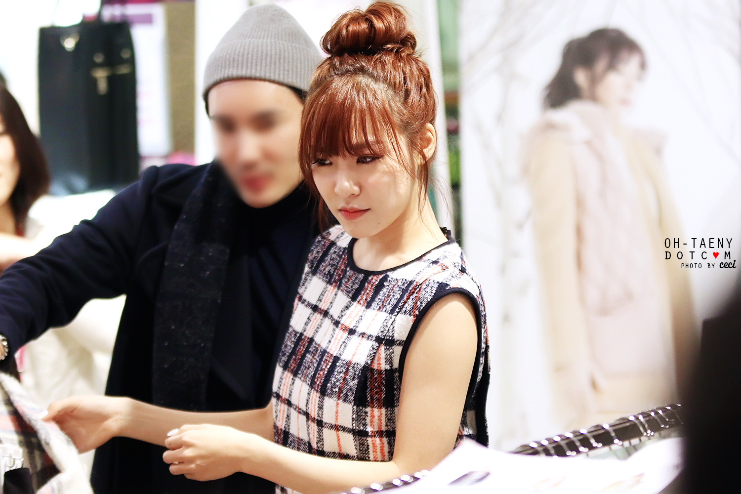 [PIC][28-11-2013]Tiffany ghé thăm cửa hàng "QUA" ở Hyundai Department Store vào trưa nay - Page 3 222AB04E529B2430192EE9