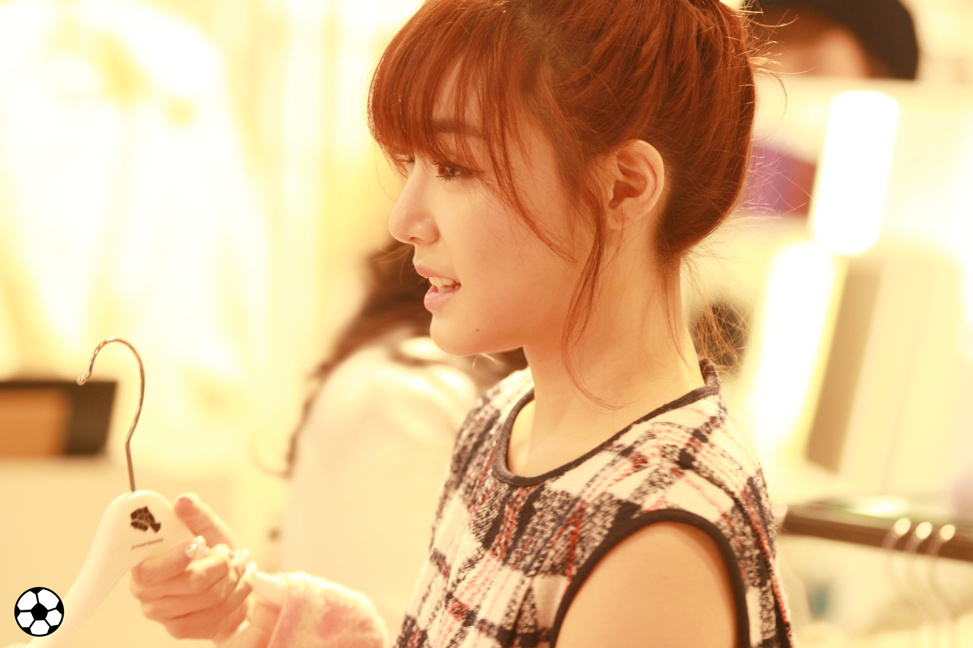 [PIC][28-11-2013]Tiffany ghé thăm cửa hàng "QUA" ở Hyundai Department Store vào trưa nay - Page 3 2231DB4F5298BA640DE123