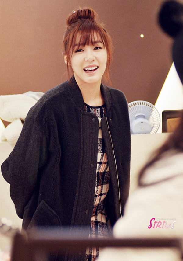 [PIC][28-11-2013]Tiffany ghé thăm cửa hàng "QUA" ở Hyundai Department Store vào trưa nay - Page 2 22725E46529757191AB12E