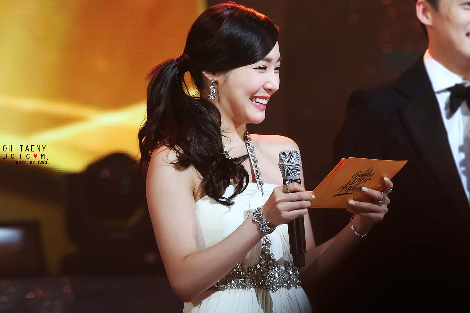 [PIC][16-01-2014]Hình ảnh từ "JTBC 28th Golden Disk Award" của MC TaeYeon và Tiffany vào tối nay + SNSD giành chiến thắng với 2 giải thưởng - Page 3 2405954F52DD04B5396877