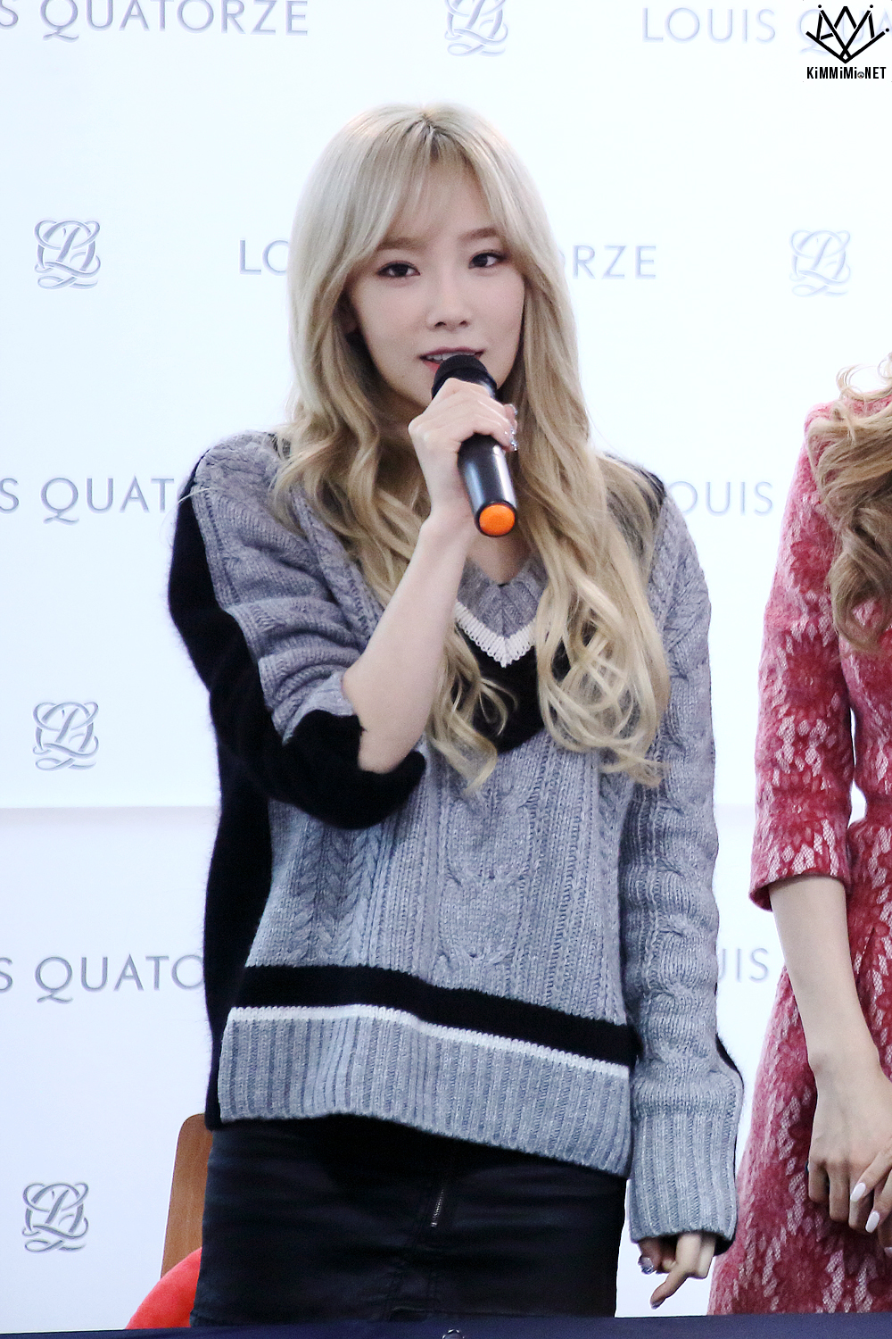 [PIC][27-11-2015]TaeTiSeo tham dự buổi Fansign cho thương hiệu "Louis Quartoze" tại Lotte Department Store Busan vào chiều nay - Page 6 241CD63656A758EF06FF03