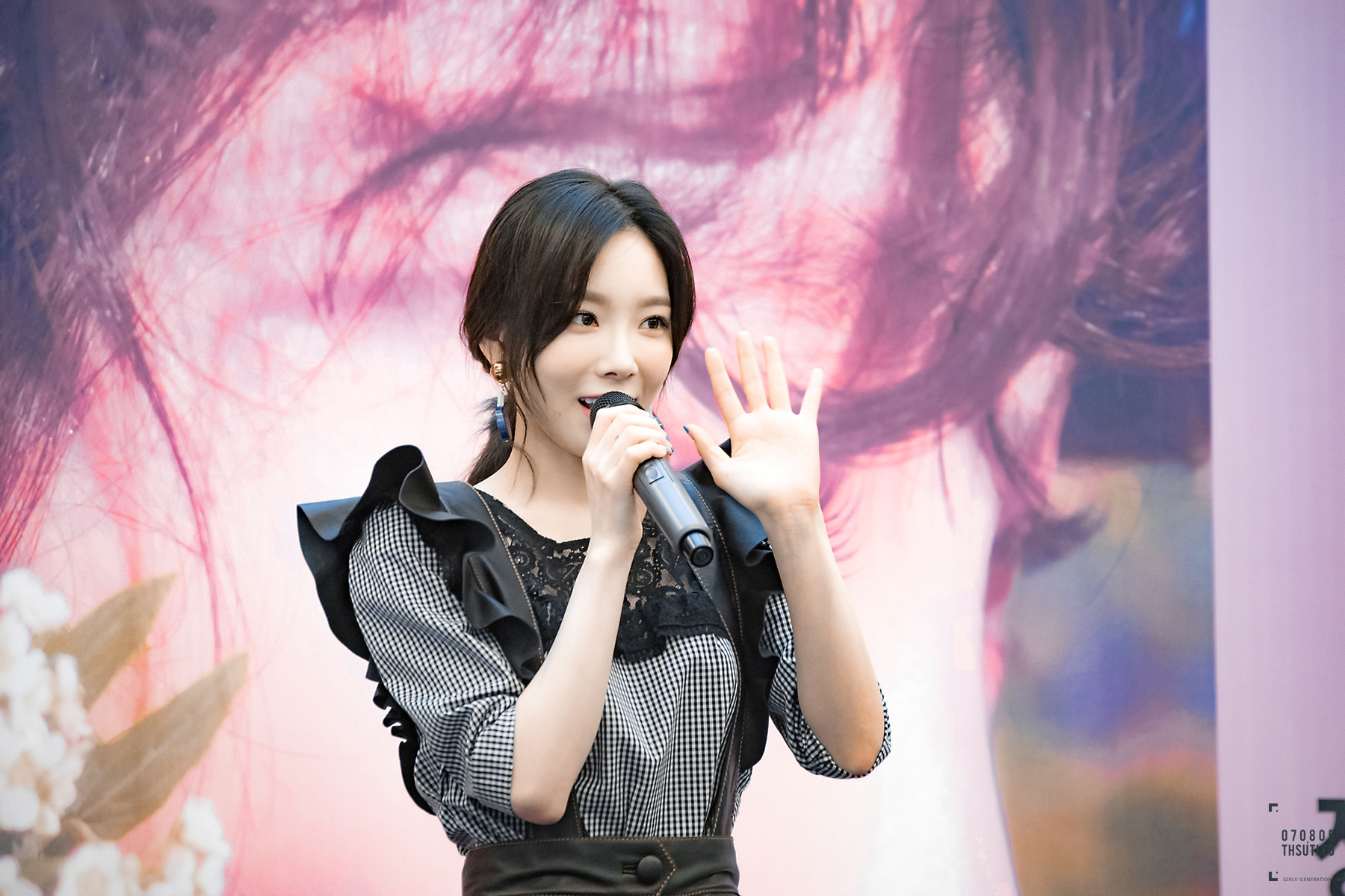 [PIC][16-04-2017]TaeYeon tham dự buổi Fansign cho “MY VOICE DELUXE EDITION” tại AK PLAZA vào chiều nay  - Page 3 2442283858F4DD55176BE2