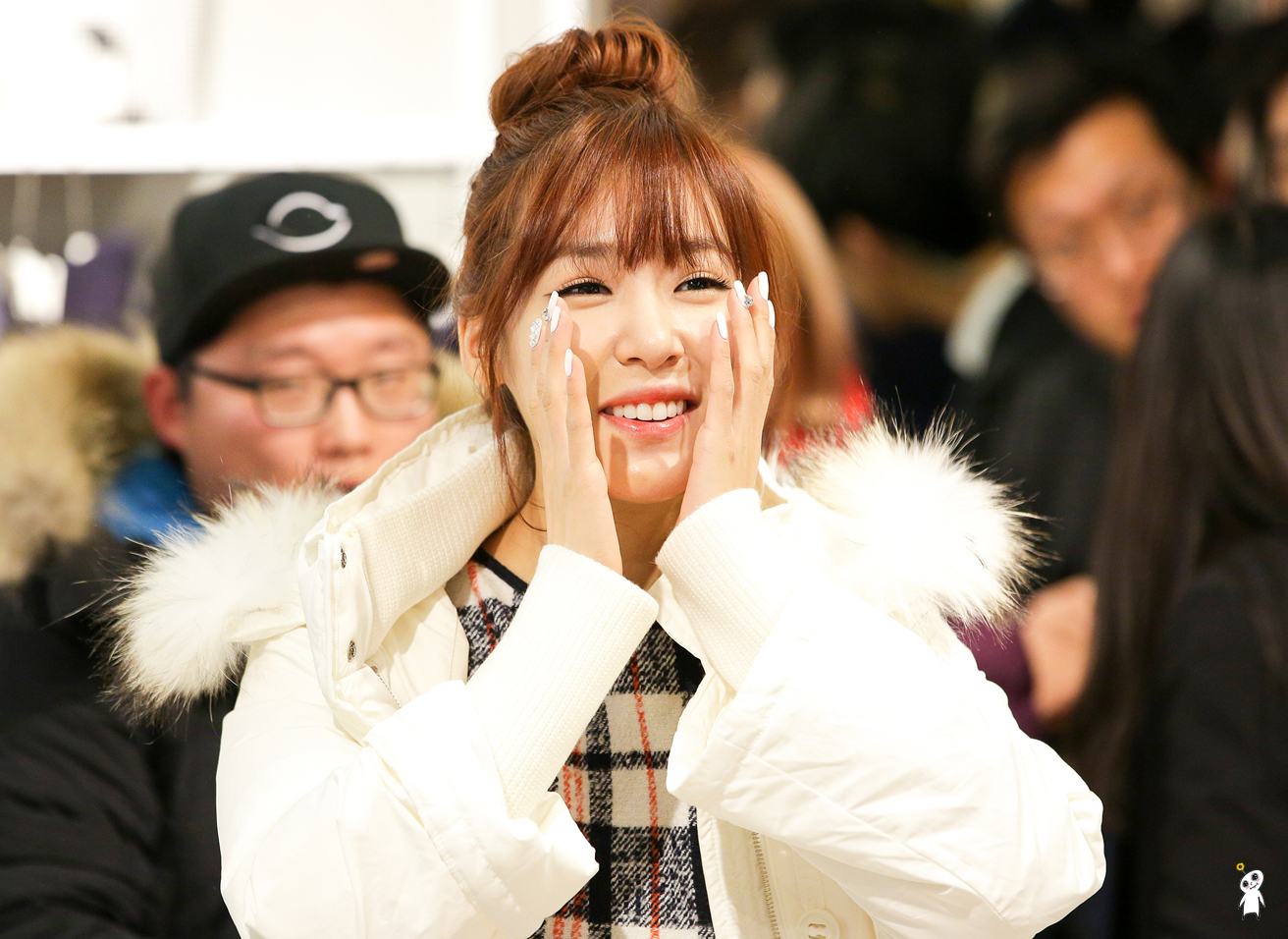 [PIC][28-11-2013]Tiffany ghé thăm cửa hàng "QUA" ở Hyundai Department Store vào trưa nay - Page 3 2443C74052980CBE32AA0A