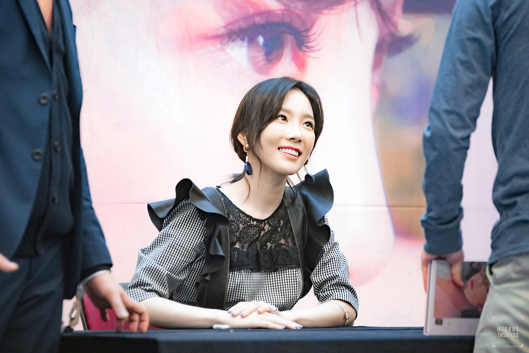 [PIC][16-04-2017]TaeYeon tham dự buổi Fansign cho “MY VOICE DELUXE EDITION” tại AK PLAZA vào chiều nay  - Page 3 24582A3658F4DD4601C182