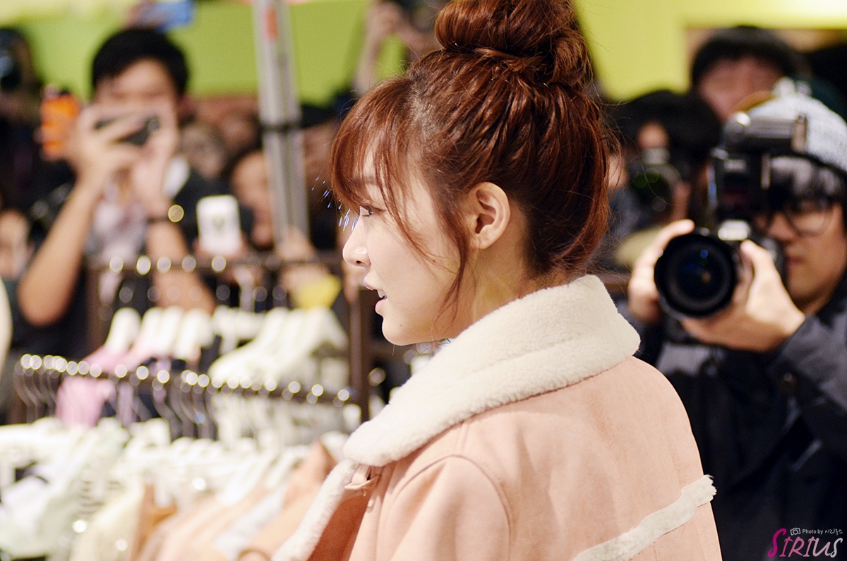 [PIC][28-11-2013]Tiffany ghé thăm cửa hàng "QUA" ở Hyundai Department Store vào trưa nay - Page 2 253FF8405297571101418C