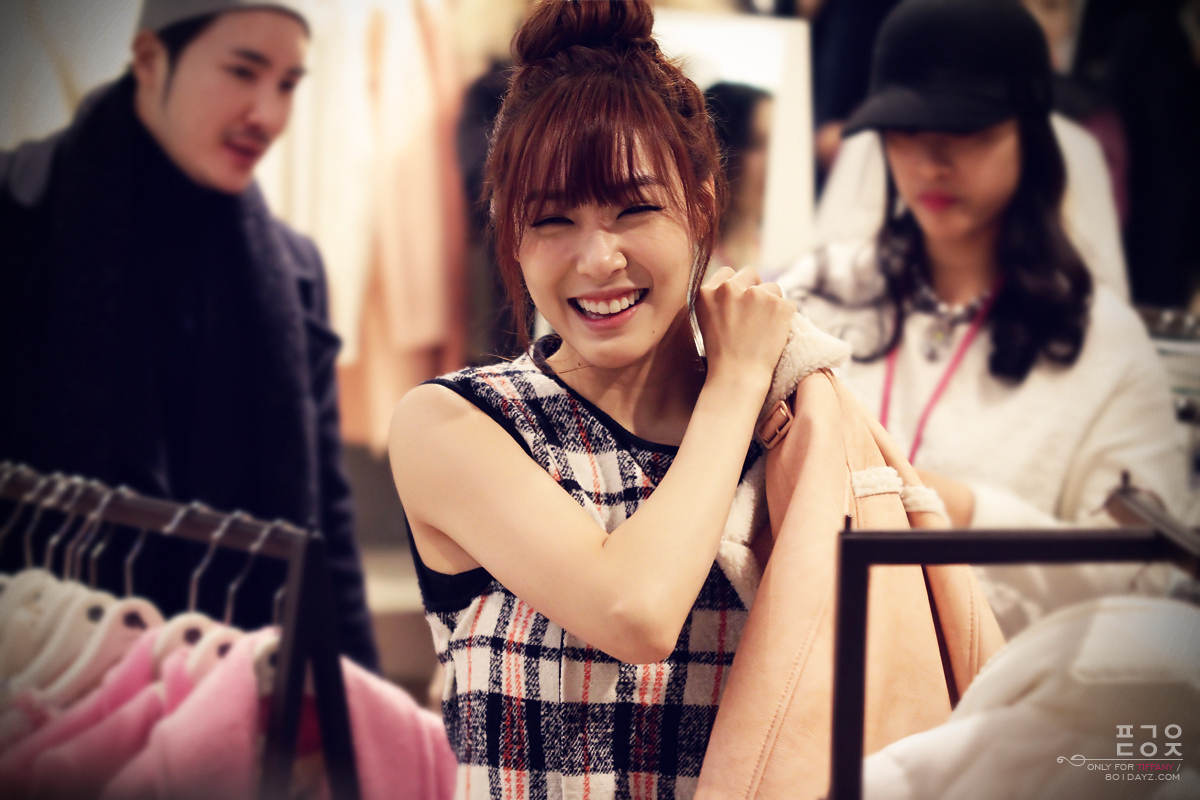 [PIC][28-11-2013]Tiffany ghé thăm cửa hàng "QUA" ở Hyundai Department Store vào trưa nay - Page 2 2671184B529756BD2D518B
