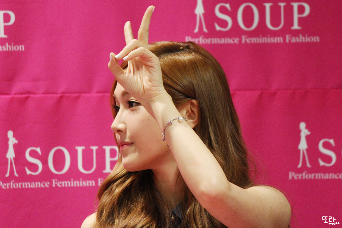 [PIC][14-06-2014]Jessica tham dự buổi fansign lần 2 cho thương hiệu "SOUP" vào trưa nay 2675354853AA8CAD278C74
