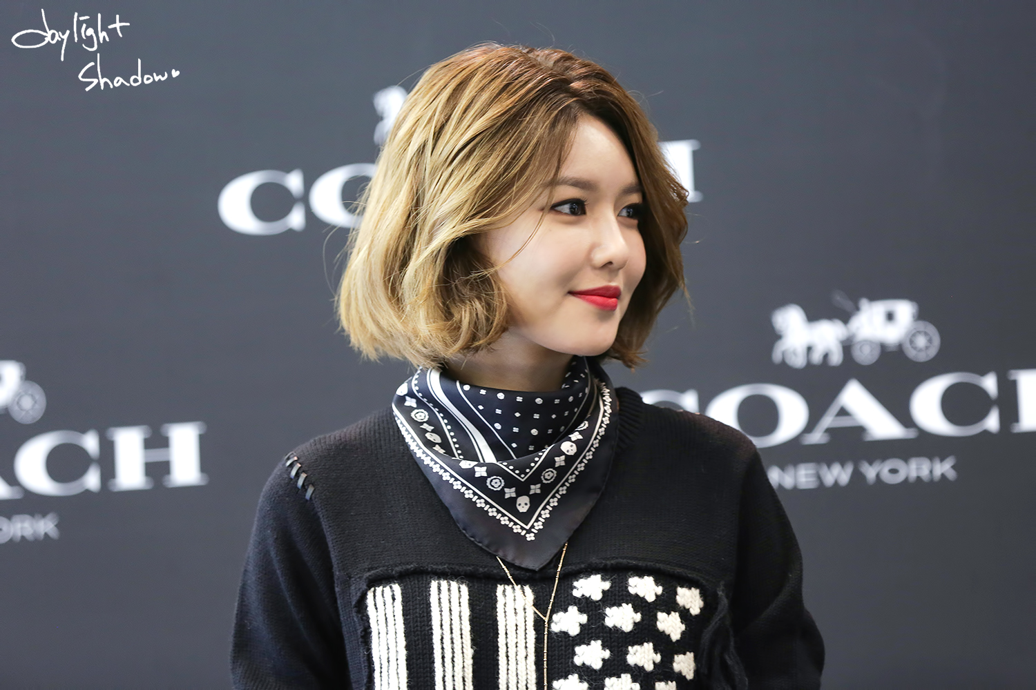  [PIC][27-11-2015]SooYoung tham dự buổi Fansign cho thương hiệu "COACH" tại Lotte Department Store Busan vào trưa nay - Page 2 2707BB4156AB7C431D6A01