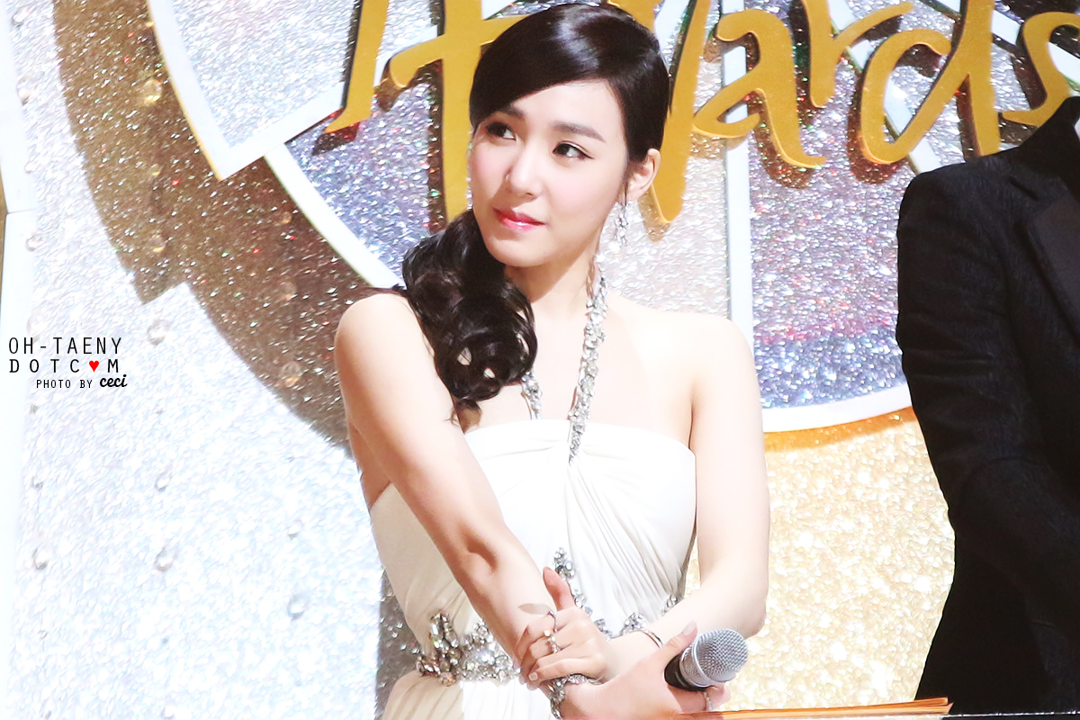 [PIC][16-01-2014]Hình ảnh từ "JTBC 28th Golden Disk Award" của MC TaeYeon và Tiffany vào tối nay + SNSD giành chiến thắng với 2 giải thưởng - Page 3 2747D14852DD04C12AB636