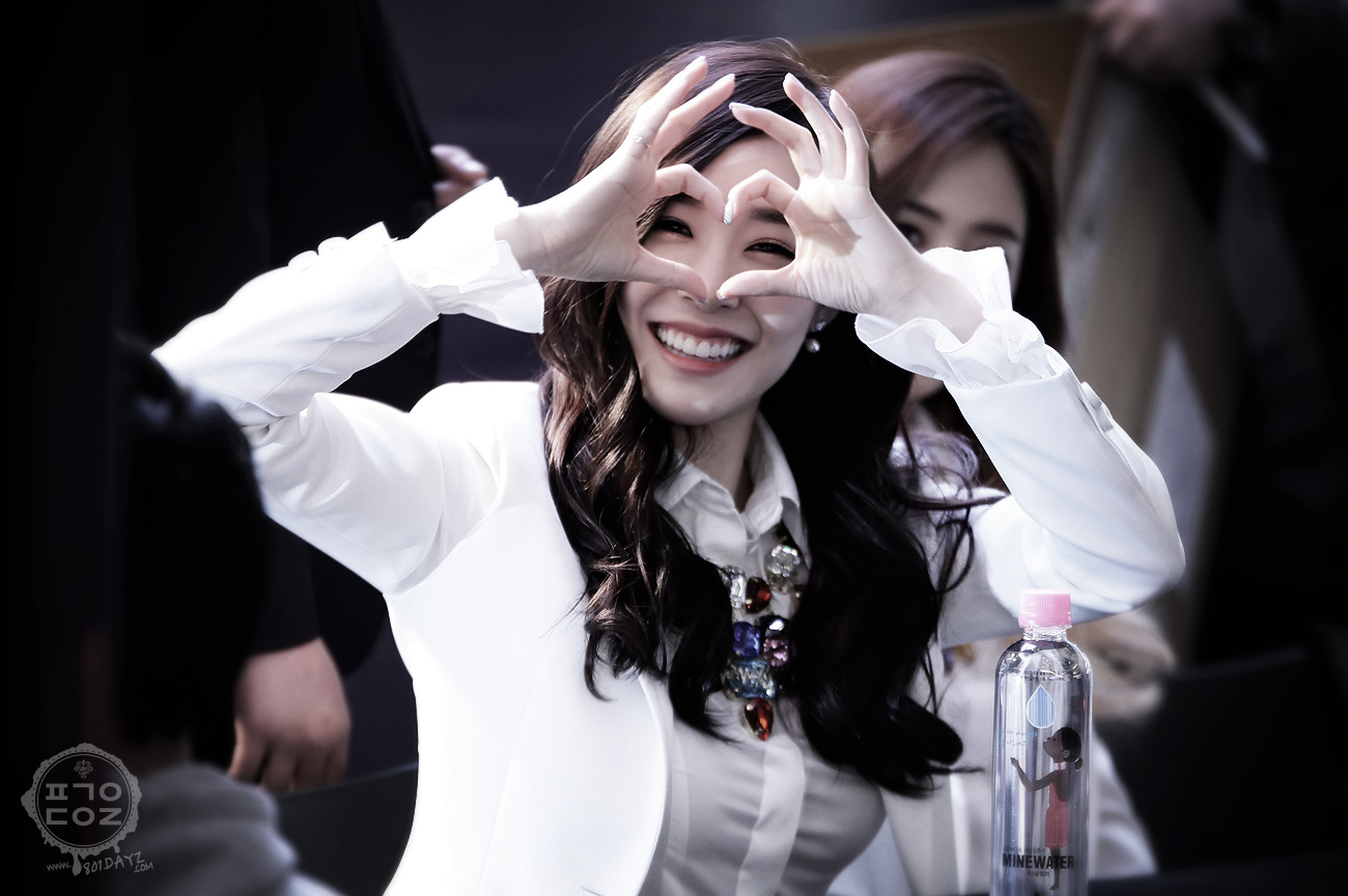 [PIC][14-03-2014]SNSD xuất hiện tại buổi fansign cho "Mr.Mr." vào tối nay  - Page 6 2752A24A53282D7804C137