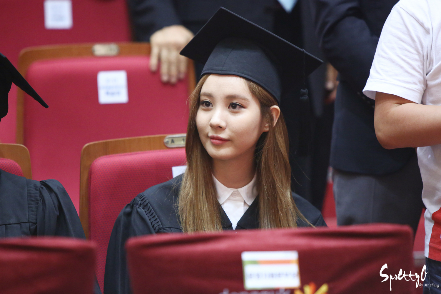 [PIC][21-08-2014]SeoHyun tham dự Lễ tốt nghiệp Đại học Dongguk vào trưa nay 2777174853F5D22222C569