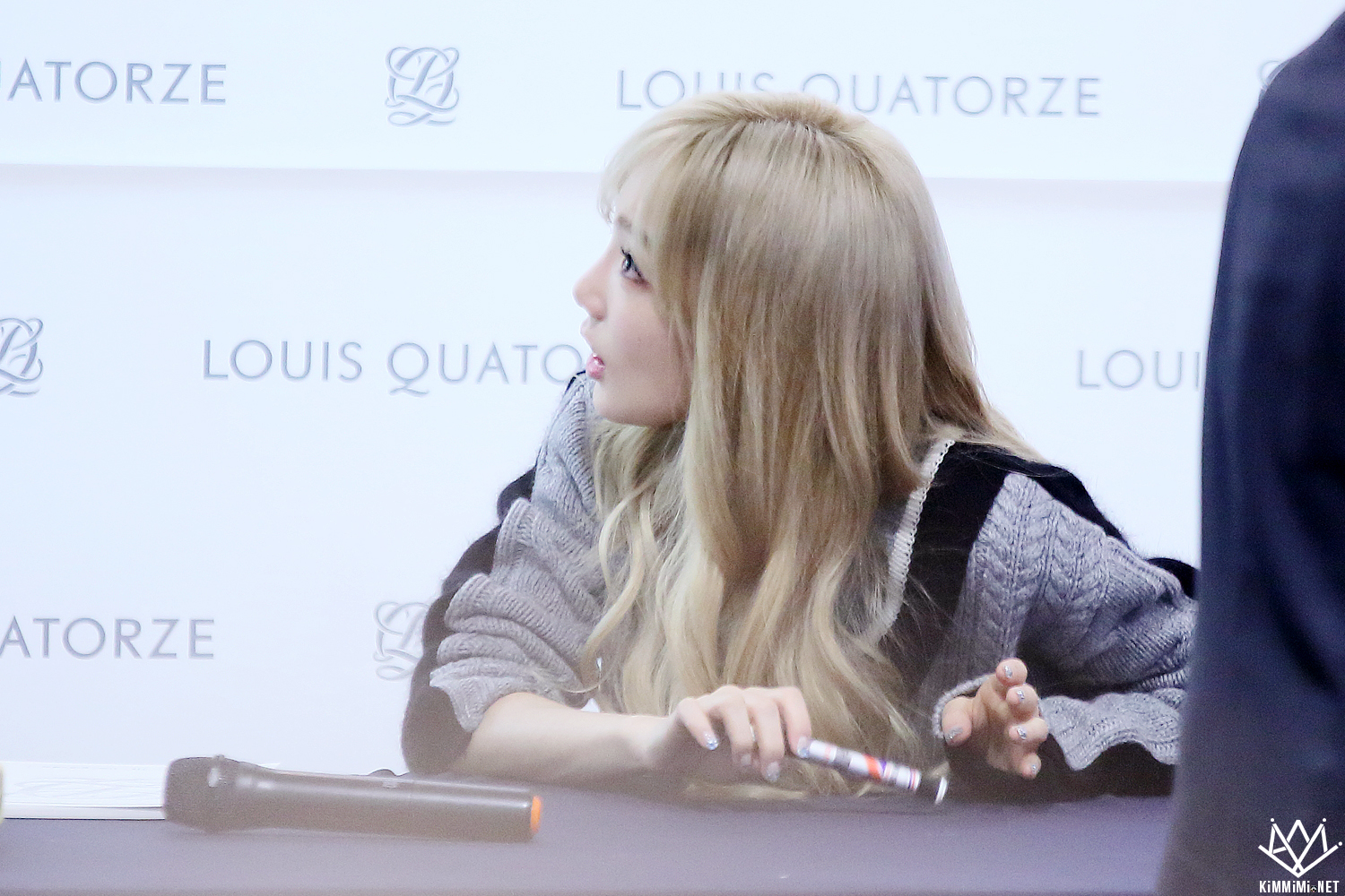 [PIC][27-11-2015]TaeTiSeo tham dự buổi Fansign cho thương hiệu "Louis Quartoze" tại Lotte Department Store Busan vào chiều nay - Page 6 277B333956A758C604066B